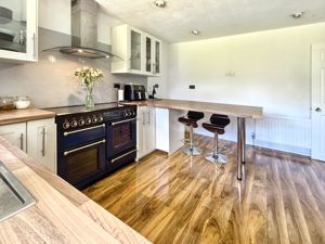 Kitchen / Breakfast Room- click for photo gallery